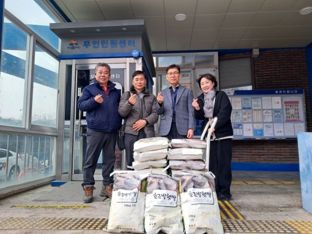 과림동 행정복시젠터가 4일 고척우드산업으로부터 백미를 기탁받고 있다. 시흥시 제공