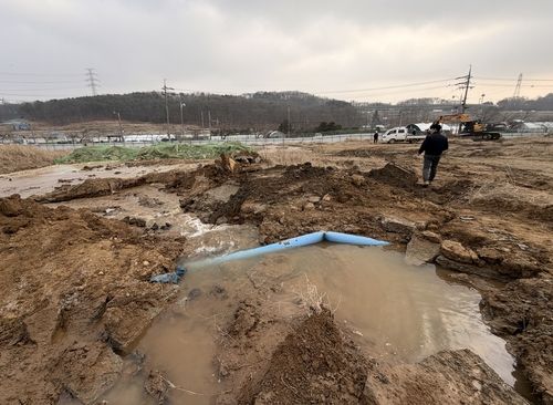 군포시 관계자가 대야미 공공주택지구에서 발생한 상수도관 파손현장을 복구하고 있다. 군포시 제공