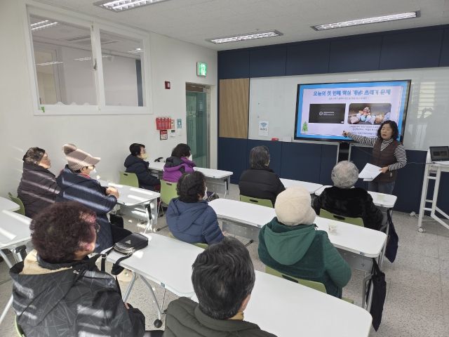 시흥시장곡종합사회복지관이 지역주민 환경교육을 실시하고 있다. 시흥시 제공