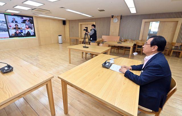 이현재 하남시장이 화상상담시스템을 통해 경찰서장, 소방서장 등 유관 기관 기관장과 화상회의를 하고 있는 모습. 하남시 제공