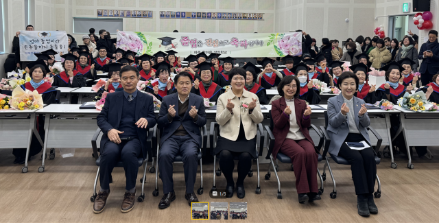 5일 오전 파주시 금촌1동 행정복지센터 회의실에서 열린 ‘2026년 성인문해교육 이수자 졸업식’에서 최병갑 부시장, 전선아 교육장, 이혜정 시의원 등이 참석자들과 기념촬영을 하고 있다. 파주시 제공