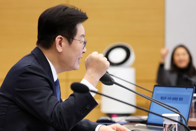 이재명 대통령이 5일 청와대 여민관에서 열린 수석보좌관회의에서 2026 밀라노-코르티나 담페초 동계올림픽 선수단의 선전을 기원하며 파이팅을 외치고 있다. 연합뉴스