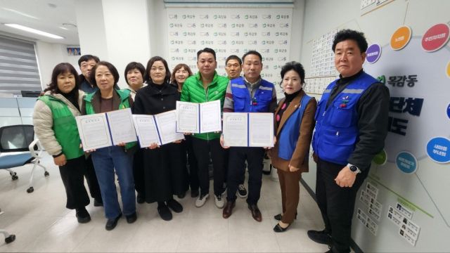 시흥 목감동이 3일 복지 증진을 위해 관계단체와 업무협약을 진행하고 있다. 시흥시 제공