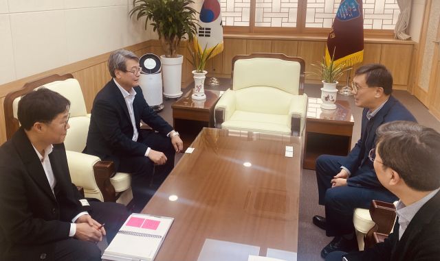 권혁재 인천조달청장이 5일 관세청 인천본부세관을 방문해 고석진 인천세관장과 면담을 하고 있다. 인천조달청 제공