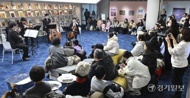 6일 경기도서관 지하 1층 힙플레이스에서 열린 특별공연 '경기리베라오케스트라와 함께 예술로 소통하다'에서 경기리베라오케스트라 단원들의 멋진 연주를 관람객들이 감상하고 있다. 경기리베라오케스트라는 경기도와 경기아트센터가 2024년 12월 '세계 장애인의 날'에 창단한 인재양성형 장애인 오케스트라다. 이번 공연은 경기복지재단과 경기도서관이 협력한 '누림 Art&amp;Work' 장애예술인 특별전과 연계해 개최됐다. 홍기웅기자