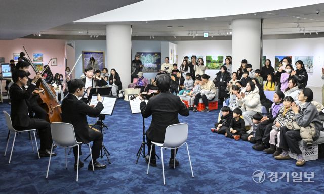 6일 경기도서관 지하 1층 힙플레이스에서 열린 특별공연 '경기리베라오케스트라와 함께 예술로 소통하다'에서 경기리베라오케스트라 단원들의 멋진 연주를 관람객들이 감상하고 있다. 경기리베라오케스트라는 경기도와 경기아트센터가 2024년 12월 '세계 장애인의 날'에 창단한 인재양성형 장애인 오케스트라다. 이번 공연은 경기복지재단과 경기도서관이 협력한 '누림 Art&amp;Work' 장애예술인 특별전과 연계해 개최됐다. 홍기웅기자