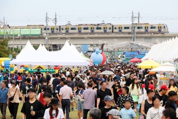 소래포구축제에 참여한 시민들이 각종 이벤트를 즐기고 있는 모습. 남동구청 제공