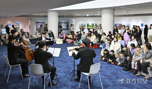 6일 경기도서관 지하 1층 힙플레이스에서 열린 특별공연 '경기리베라오케스트라와 함께 예술로 소통하다'에서 경기리베라오케스트라 단원들의 멋진 연주를 관람객들이 감상하고 있다. 경기리베라오케스트라는 경기도와 경기아트센터가 2024년 12월 '세계 장애인의 날'에 창단한 인재양성형 장애인 오케스트라다. 이번 공연은 경기복지재단과 경기도서관이 협력한 '누림 Art&amp;Work' 장애예술인 특별전과 연계해 개최됐다. 홍기웅기자