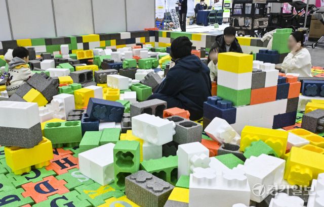 6일 오후 수원특례시 영통구 수원컨벤션센터에서 열린 '2026 수원광교 베이비페어+유아교육전'에서 부모와 영유아들이 블록 체험존에서 블럭쌓기를 즐기고 있다. 150여개의 부스가 참여한 이번 행사는 8일까지 진행된다. 홍기웅기자