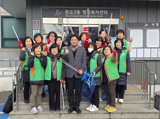 본오3동 자율방재단이 5일 환경정화 활동에 앞서 기념촬영하고 있다. 안산시 제공