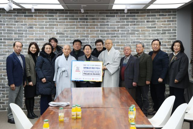 남양주시 무량사 지상스님 등 수량사 관계자들이 6일 남양주시청을 찾아 주광덕 시장을 만난 뒤 어려운 이웃을 위한 후원금품을 전달했다. 남양주시 제공