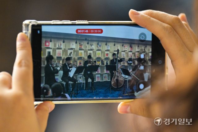 6일 경기도서관 지하 1층 힙플레이스에서 열린 특별공연 '경기리베라오케스트라와 함께 예술로 소통하다'에서 경기리베라오케스트라 단원들의 멋진 연주를 관람객들이 감상하고 있다. 경기리베라오케스트라는 경기도와 경기아트센터가 2024년 12월 '세계 장애인의 날'에 창단한 인재양성형 장애인 오케스트라다. 이번 공연은 경기복지재단과 경기도서관이 협력한 '누림 Art&amp;Work' 장애예술인 특별전과 연계해 개최됐다. 홍기웅기자