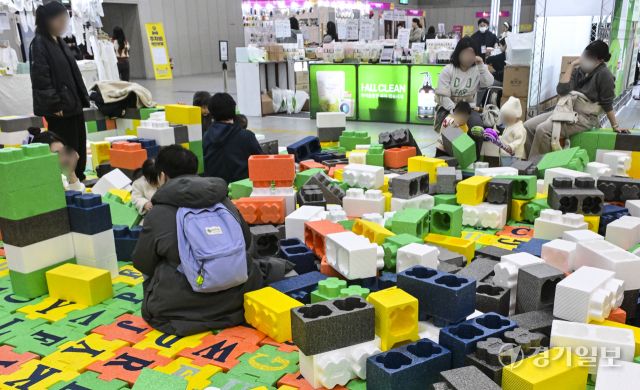 6일 오후 수원특례시 영통구 수원컨벤션센터에서 열린 '2026 수원광교 베이비페어+유아교육전'에서 부모와 영유아들이 블록 체험존에서 블럭쌓기를 즐기고 있다. 150여개의 부스가 참여한 이번 행사는 8일까지 진행된다. 홍기웅기자