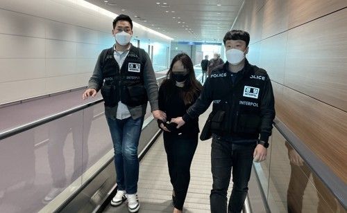 경찰청은 동남아 마약 밀수입 조직의 총책을 국제형사경찰기구(인터폴) 및 국가정보원과의 공조로 캄보디아에서 검거해 1일 국내로 강제송환 했다. 경찰청 제공