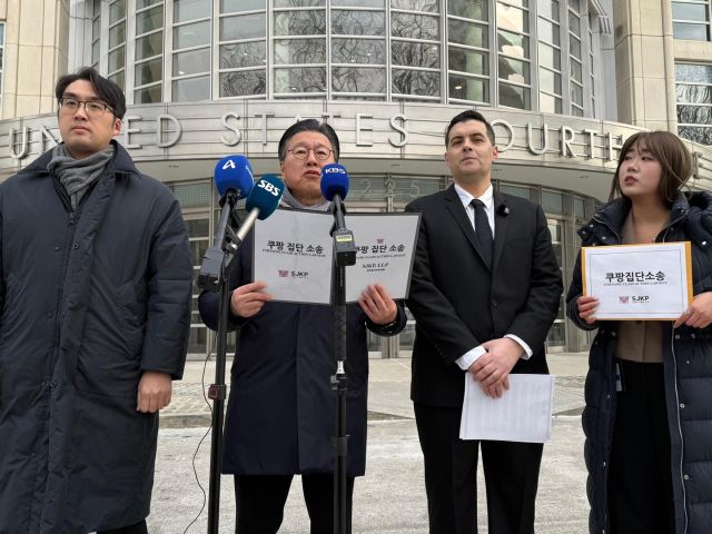 법무법인 대륜의 김국일 경영대표(왼쪽 두번째)가 6일(현지시간) 미국 뉴욕 뉴욕동부연방법원 청사 앞에서 쿠팡 피해자 집단소송 기자회견을 하고 있다. 연합뉴스