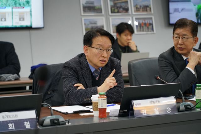 더불어민주당 권칠승 의원이 6일 SK하이닉스 용인 반도체 클러스터 조성 현장을 방문해 관계자 간담회를 갖고 기업 애로사항을 청취하고 있다. 권칠승의원실 제공