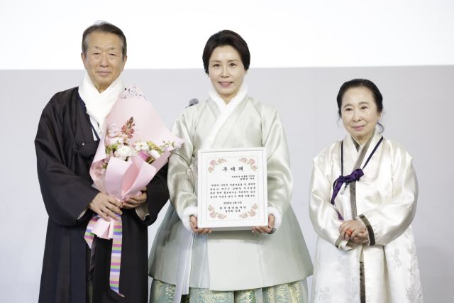 김혜경 여사가 6일 서울 중구 정동1928 아트센터에서 열린 2026 설맞이 한복인 신년회에서 한복 명예홍보대사 추대패를 전달받은 뒤 정순훈 한복세계화재단 이사장, 구혜자 침선장(한복세계화재단 고문)과 함께 기념촬영을 하고 있다. 연합뉴스