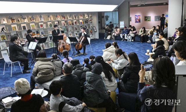6일 경기도서관 지하 1층 힙플레이스에서 열린 특별공연 '경기리베라오케스트라와 함께 예술로 소통하다'에서 경기리베라오케스트라 단원들의 멋진 연주를 관람객들이 감상하고 있다. 경기리베라오케스트라는 경기도와 경기아트센터가 2024년 12월 '세계 장애인의 날'에 창단한 인재양성형 장애인 오케스트라다. 이번 공연은 경기복지재단과 경기도서관이 협력한 '누림 Art&amp;Work' 장애예술인 특별전과 연계해 개최됐다. 홍기웅기자