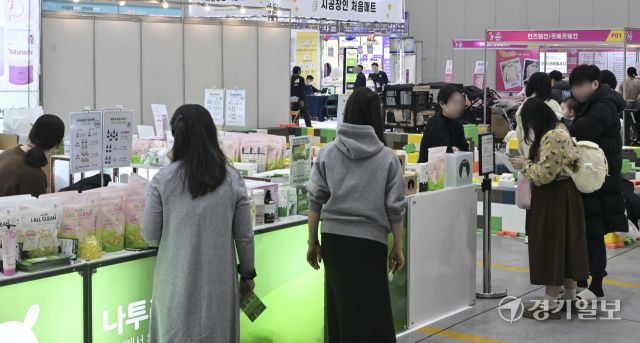 6일 오후 수원특례시 영통구 수원컨벤션센터에서 열린 '2026 수원광교 베이비페어+유아교육전'에서 참관객이 영유아를 위한 의류 등을 살펴보고 있다. 150여개의 부스가 참여한 이번 행사는 8일까지 진행된다. 홍기웅기자