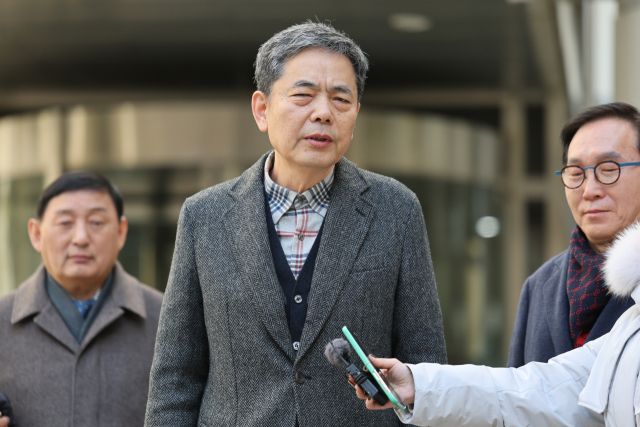 곽상도 전 의원이 6일 서울 서초구 서울중앙지방법원에서 열린 1심 선고를 마친 후 입장을 밝히고 있다. 이날 법원은 '대장동 50억 클럽' 관련 범죄 수익을 은닉한 혐의를 받는 곽 의원에 대한 공소를 기각했다. 연합뉴스