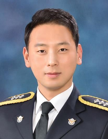 중부해경청 항공단 김포고정익항공대 소속 윤상근 경장.중부지방해양경찰청 제공