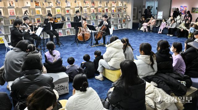6일 경기도서관 지하 1층 힙플레이스에서 열린 특별공연 '경기리베라오케스트라와 함께 예술로 소통하다'에서 경기리베라오케스트라 단원들의 멋진 연주를 관람객들이 감상하고 있다. 경기리베라오케스트라는 경기도와 경기아트센터가 2024년 12월 '세계 장애인의 날'에 창단한 인재양성형 장애인 오케스트라다. 이번 공연은 경기복지재단과 경기도서관이 협력한 '누림 Art&amp;Work' 장애예술인 특별전과 연계해 개최됐다. 홍기웅기자