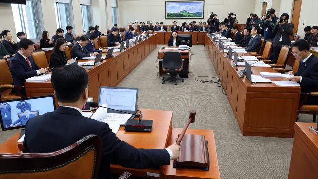 안호영 위원장이 6일 국회에서 열린 기후에너지환경노동위원회 전체회의에서 의사봉을 두드리고 있다. 연합뉴스