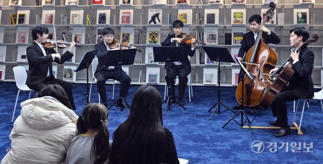 6일 경기도서관 지하 1층 힙플레이스에서 열린 특별공연 '경기리베라오케스트라와 함께 예술로 소통하다'에서 경기리베라오케스트라 단원들의 멋진 연주를 관람객들이 감상하고 있다. 경기리베라오케스트라는 경기도와 경기아트센터가 2024년 12월 '세계 장애인의 날'에 창단한 인재양성형 장애인 오케스트라다. 이번 공연은 경기복지재단과 경기도서관이 협력한 '누림 Art&amp;Work' 장애예술인 특별전과 연계해 개최됐다. 홍기웅기자