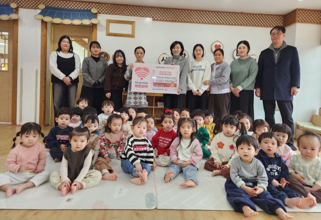 안산대 부석 석학어린이집은 학부모와 원아들이 정성스럽게 마련한 기부금을 5일 일동 행정복지센터에 전달했다. 안산시 제공