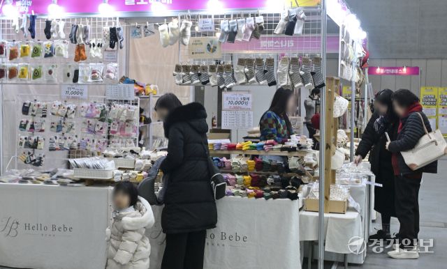 6일 오후 수원특례시 영통구 수원컨벤션센터에서 열린 '2026 수원광교 베이비페어+유아교육전'에서 참관객이 영유아를 위한 의류 등을 살펴보고 있다. 150여개의 부스가 참여한 이번 행사는 8일까지 진행된다. 홍기웅기자