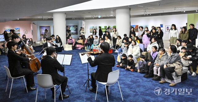 6일 경기도서관 지하 1층 힙플레이스에서 열린 특별공연 '경기리베라오케스트라와 함께 예술로 소통하다'에서 경기리베라오케스트라 단원들의 멋진 연주를 관람객들이 감상하고 있다. 경기리베라오케스트라는 경기도와 경기아트센터가 2024년 12월 '세계 장애인의 날'에 창단한 인재양성형 장애인 오케스트라다. 이번 공연은 경기복지재단과 경기도서관이 협력한 '누림 Art&amp;Work' 장애예술인 특별전과 연계해 개최됐다. 홍기웅기자