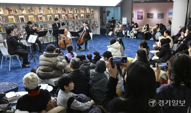 6일 경기도서관 지하 1층 힙플레이스에서 열린 특별공연 '경기리베라오케스트라와 함께 예술로 소통하다'에서 경기리베라오케스트라 단원들의 멋진 연주를 관람객들이 감상하고 있다. 경기리베라오케스트라는 경기도와 경기아트센터가 2024년 12월 '세계 장애인의 날'에 창단한 인재양성형 장애인 오케스트라다. 이번 공연은 경기복지재단과 경기도서관이 협력한 '누림 Art&amp;Work' 장애예술인 특별전과 연계해 개최됐다. 홍기웅기자