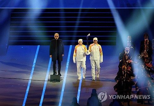 성화 봉송이 이뤄지는 가운데 노래하는 보첼리. 연합뉴스