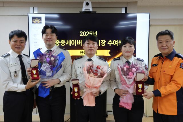 안양소방서가 중증환자 소생에 기여한 구급대원 4명을 대상으로 ‘중증세이버 순금기장 수여식’을 열고 있다. 안양소방서 제공