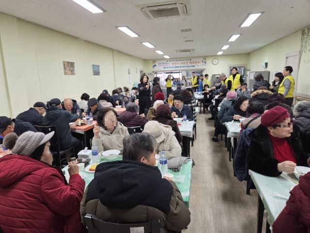 시흥재가노인통합지원센터는 5일 국제라이온스협회 354-B지구 15지역과 시흥카라라이온스, 시흥정왕라이온스가 주최한 ‘떡국 나눔 행사’를 갖고 어르신 145명에게 식사를 제공했다. 시흥시 제공