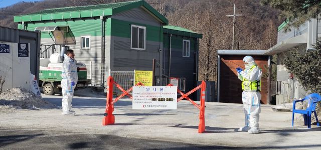 포천시 관인면 삼율리 아프리카돼지열병(ASF) 발생 농가에서 폐쇄 안내문을 부착하고 출입을 통제하고 있다. 손지영기자
