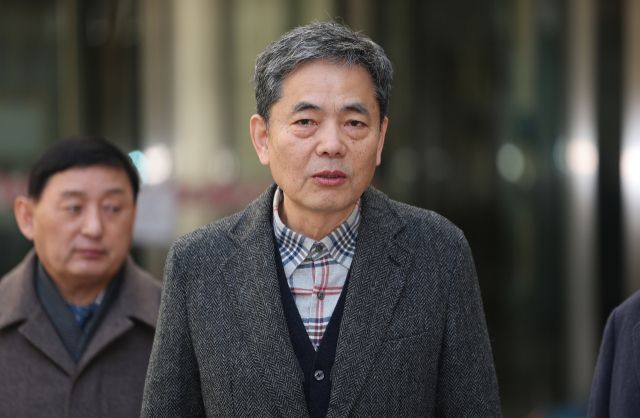 곽상도 전 의원이 6일 서울 서초구 서울중앙지방법원에서 열린 1심 선고를 마친 후 입장을 밝히고 있다. 연합뉴스