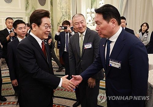 이재명 대통령이 25일(현지시간) 미국 워싱턴DC 윌라드 호텔에서 열린 한미 비즈니스 라운드 테이블에서 최태원 대한상의회장 겸 SK그룹 회장과 악수하고 있다. 가운데는 구자은 LS 회장. 2025.8.26 연합뉴스