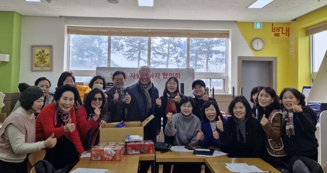 시흥시 의정회 회원들이 5일 신천동을 방문, 자원봉사자협의회에 후원금을 전달하고 있다. 시흥시 제공