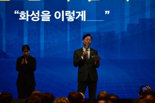 정명근 화성특례시장이 시민들에게 인사말을 하고 있다. 박정환기자