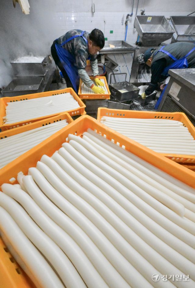 8일 오후 설 대목을 맞은 수원특례시 팔달구 한 전통시장 내 방앗간에서 직원들이 떡국용 가래떡을 뽑느라 분주히 움직이고 있다. 윤원규기자
