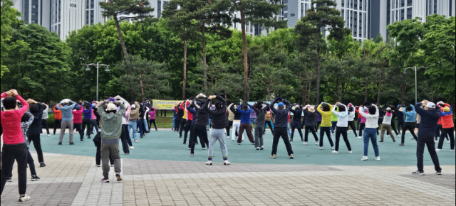 인천 부평구가 운영하는 생활체육교실에서 주민들이 참여하고 있다. 부평구청 제공