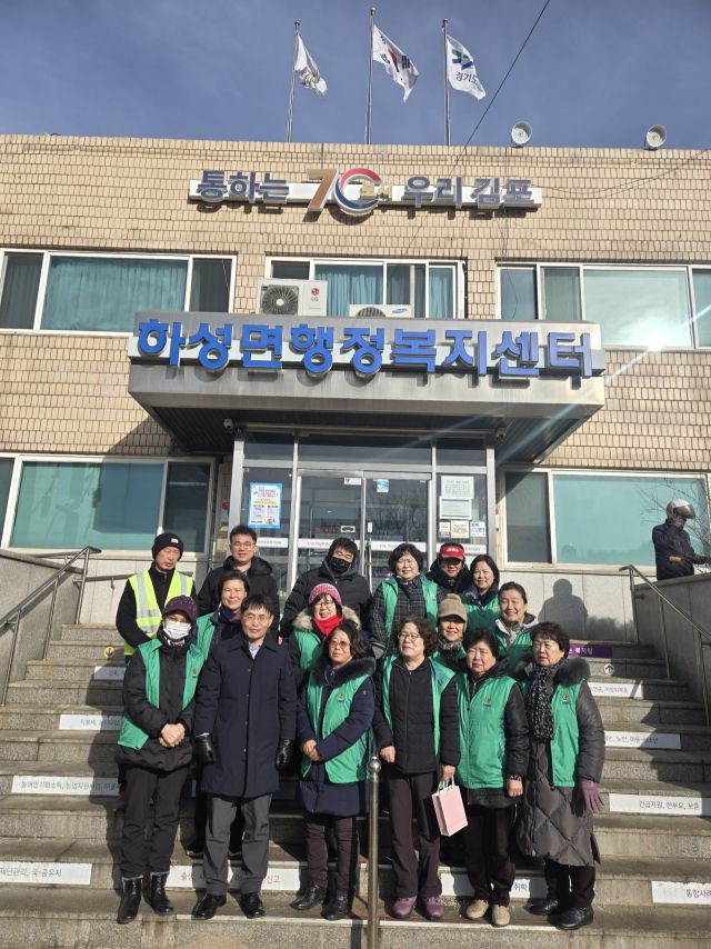 하성면주민자율청결봉사대원들이 폐기물 수거에 앞서 기념사진을 촬영하고 있다. 하성면 제공