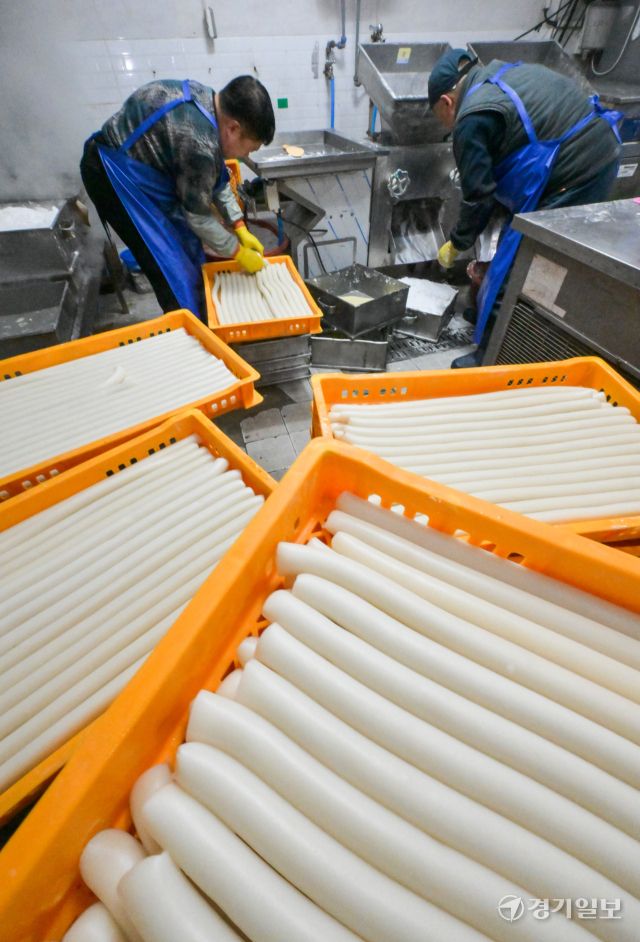 8일 오후 설 대목을 맞은 수원특례시 팔달구 한 전통시장 내 방앗간에서 직원들이 떡국용 가래떡을 뽑느라 분주히 움직이고 있다. 윤원규기자