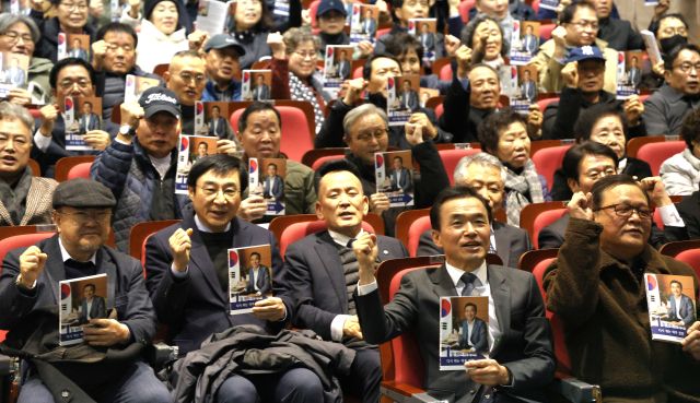 이항진 전여주시장이 지난 7일 여주도서관에서 ‘일 잘하는 이항진, 다시 뛰는 여주심장’ 출판기념회를 열고 지지자들과 기념촬영을 하고 있다. 이항진 전 여주시장 제공