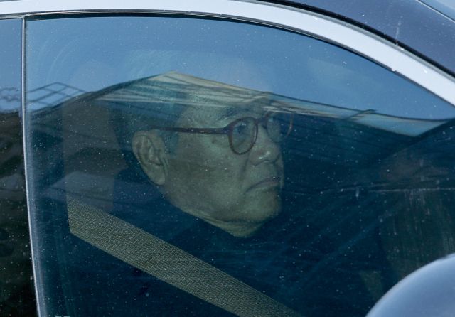 윤석열 전 대통령 파면 직후 대통령실 컴퓨터(PC) 초기화를 지시한 의혹을 받는 정진석 전 대통령비서실장이 피의자 신분으로 조사를 받기 위해 8일 서울 경찰청 3대 특검 특별수사본부로 출석하고 있다. 연합뉴스