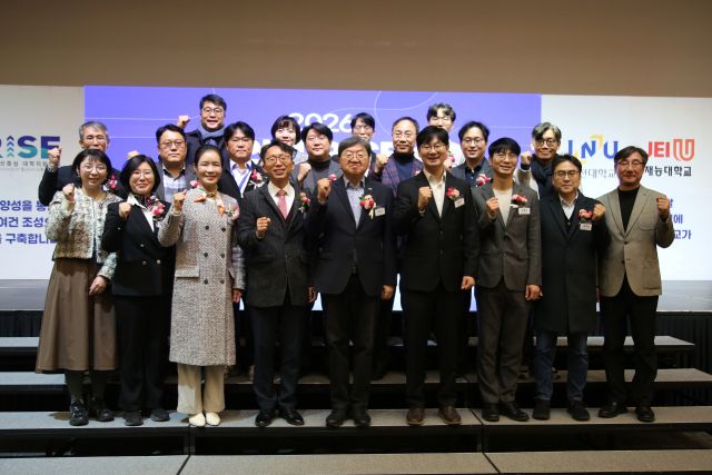 재능대학교와 인천대학교 관계자들이 ‘2026 인천 RISE 인-재 컨소시엄 공동 성과공유회’에서 기념촬영을 하고 있다. 재능대학교 제공