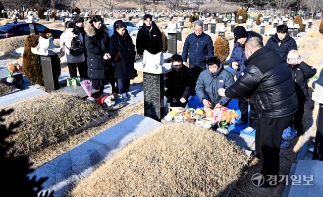 설 연휴를 앞둔 8일 오전 인천 부평구 인천가족공원을 미리 찾은 성묘객들이 성묘를 하고 있다.조병석기자