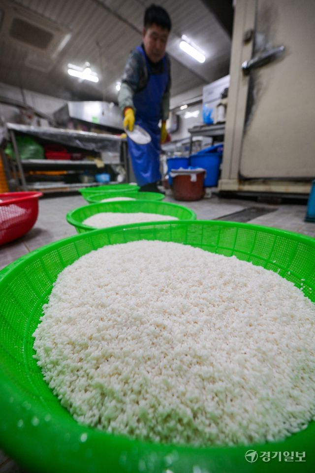 8일 오후 설 대목을 맞은 수원특례시 팔달구 한 전통시장 내 방앗간에서 직원들이 떡국용 가래떡을 뽑느라 분주히 움직이고 있다. 윤원규기자
