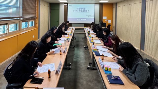 최근 평택시 희망복지지원단이 시청 중회의실에서 열린 2026년 제1차 민관 통합사례회의에서 유관기관 관계자들과 지역 내 취약 아동 가구 지원 방안을 논의하고 있다. 평택시 제공